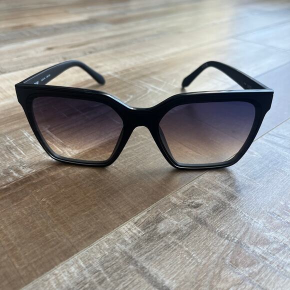 Quay Level Up Sunglasses - Picture 1 of 3